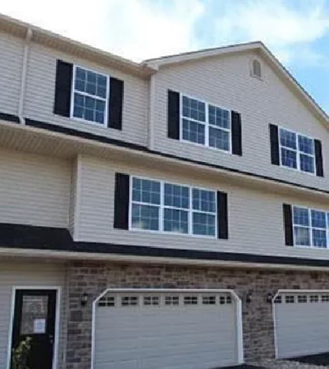 Building Photo - 2173 Versailles Dr