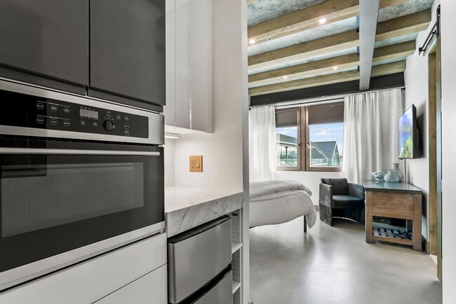 Building Photo - Gorgeous Fully Furnished Luxury Studio Hom...