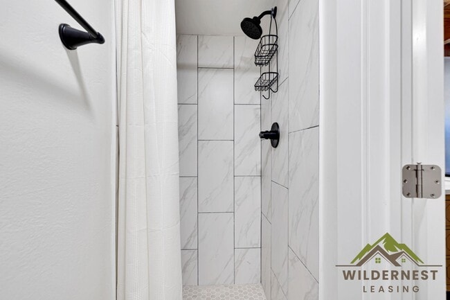 Building Photo - Gorgeous Remodeled Treehouse 2 Bed with Mo...