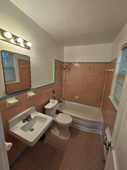 Building Photo - 1621 Wesley St