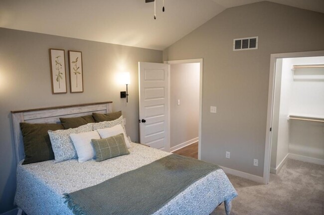 Building Photo - 4610 Forest Ave