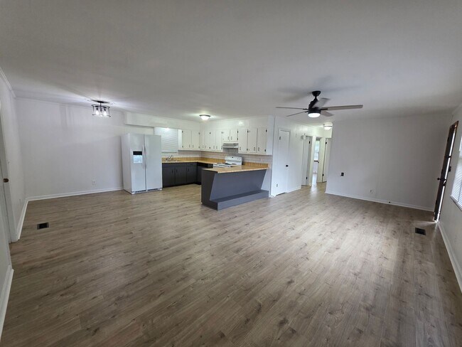 Building Photo - FOR LEASE Charming All-Brick Home on 1 Acr...