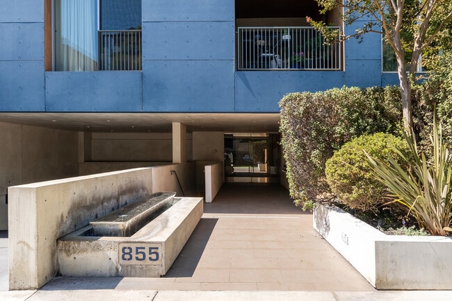 Building Photo - 855 N Croft Ave