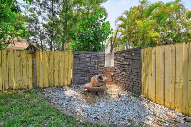 Building Photo - 7813 Kenway Pl W