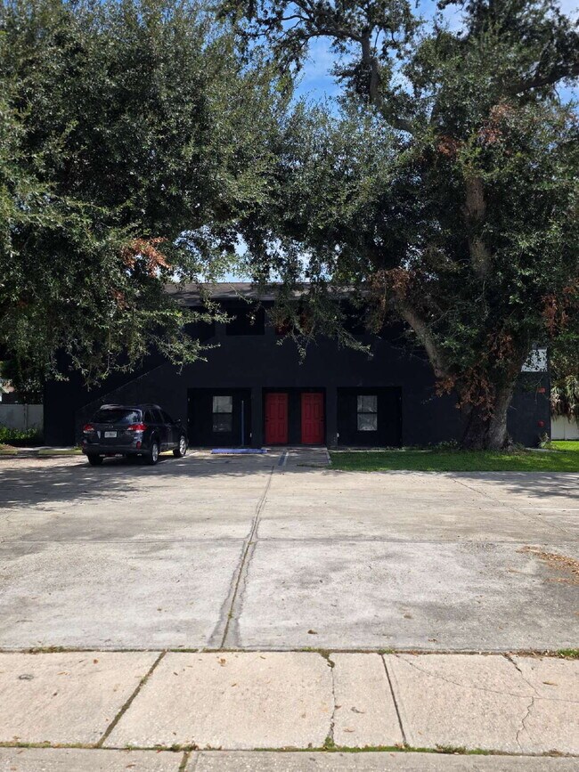 Building Photo - Apartment in Quadplex For Rent