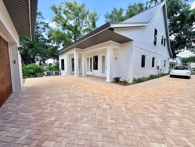 Building Photo - Brand New Custom 5/3.5 Home Steps from Downtown Winter Garden!