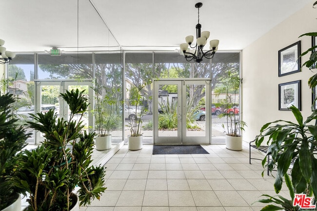 Building Photo - 645 Westmount Dr