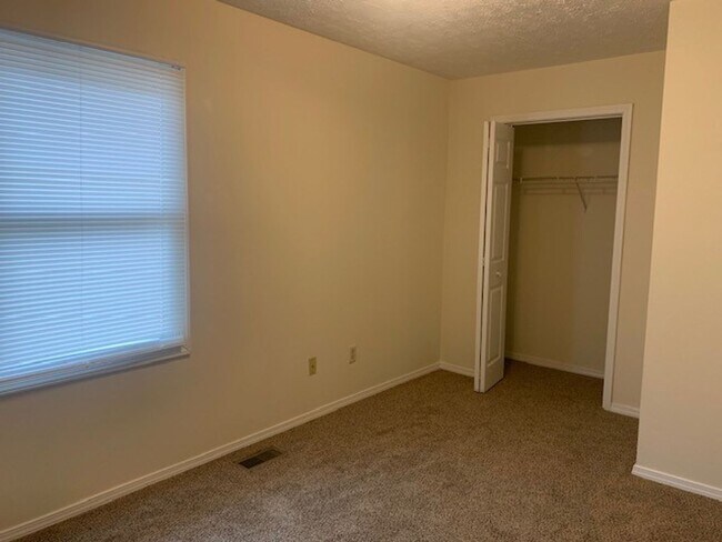 Building Photo - 1300-1302 S Hickory Grove Lane