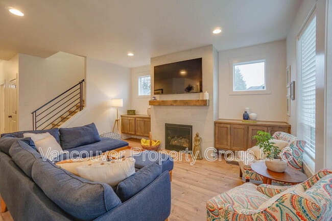 Building Photo - 737 SE 38th St