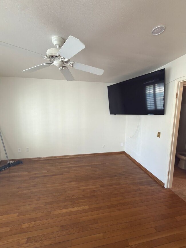 Building Photo - DESIRABLE TWO BEDROOM TWO BATH HOME IN STUDIO CITY
