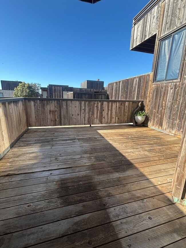 Building Photo - Great Condo in Del Monte Beach Surf Way