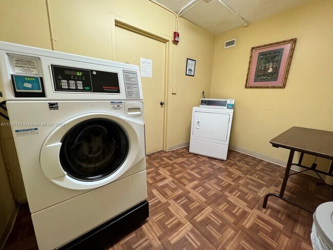 Building Photo - 2500 NE 135th St