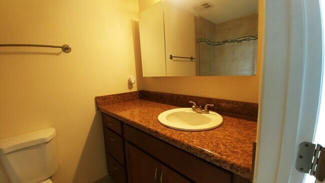 Building Photo - 518 Orange Dr