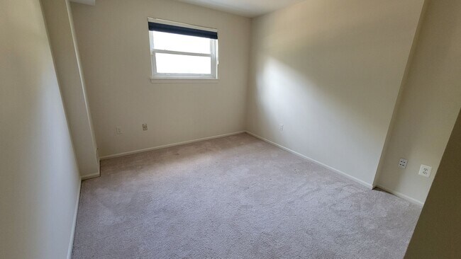 Building Photo - Spacious 4 Bed 3 Bath Home With Fully Fenced Yard In Amenity-Rich Kings Park West