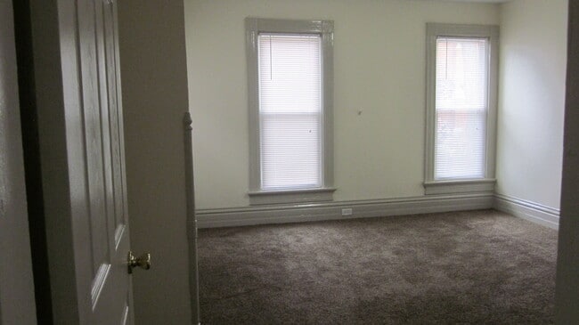 Building Photo - 209 W Dewald St