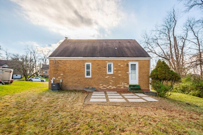 Building Photo - READY FOR JULY 1ST! Don't miss this UPDATED 3-bedroom!