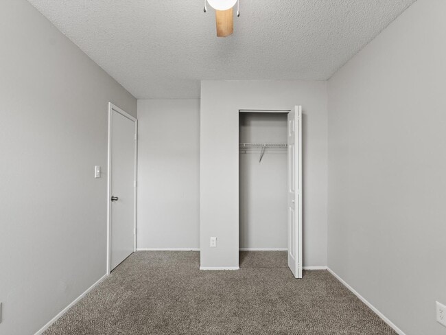 Building Photo - Newly renovated 3 bedroom/2 bath Townhome - Move In Special