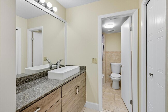 Building Photo - 434 Lakeview Dr