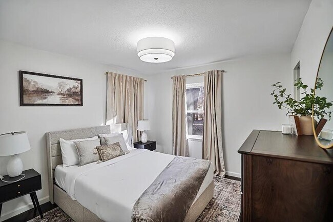 Building Photo - 2412 SW Mission Ave