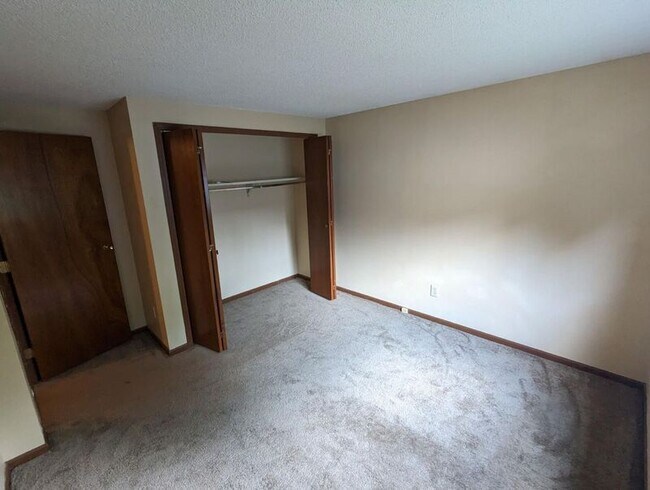 Building Photo - 5851 Meadowhurst Way