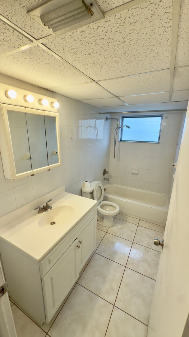 Building Photo - Spacious 1-Bed Condo in Sutton House – 974...