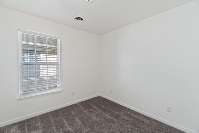 Building Photo - 4 Bed 2.5 Bath Home In Portsmouth