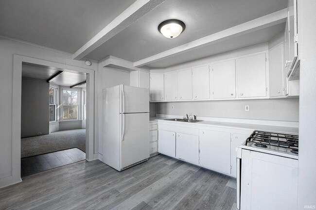 Building Photo - 3 bedroom available for immediate move i!