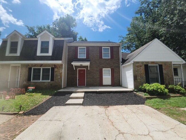 Building Photo - Affordable 2 Bedroom, 2.5 Bath in Prime St...