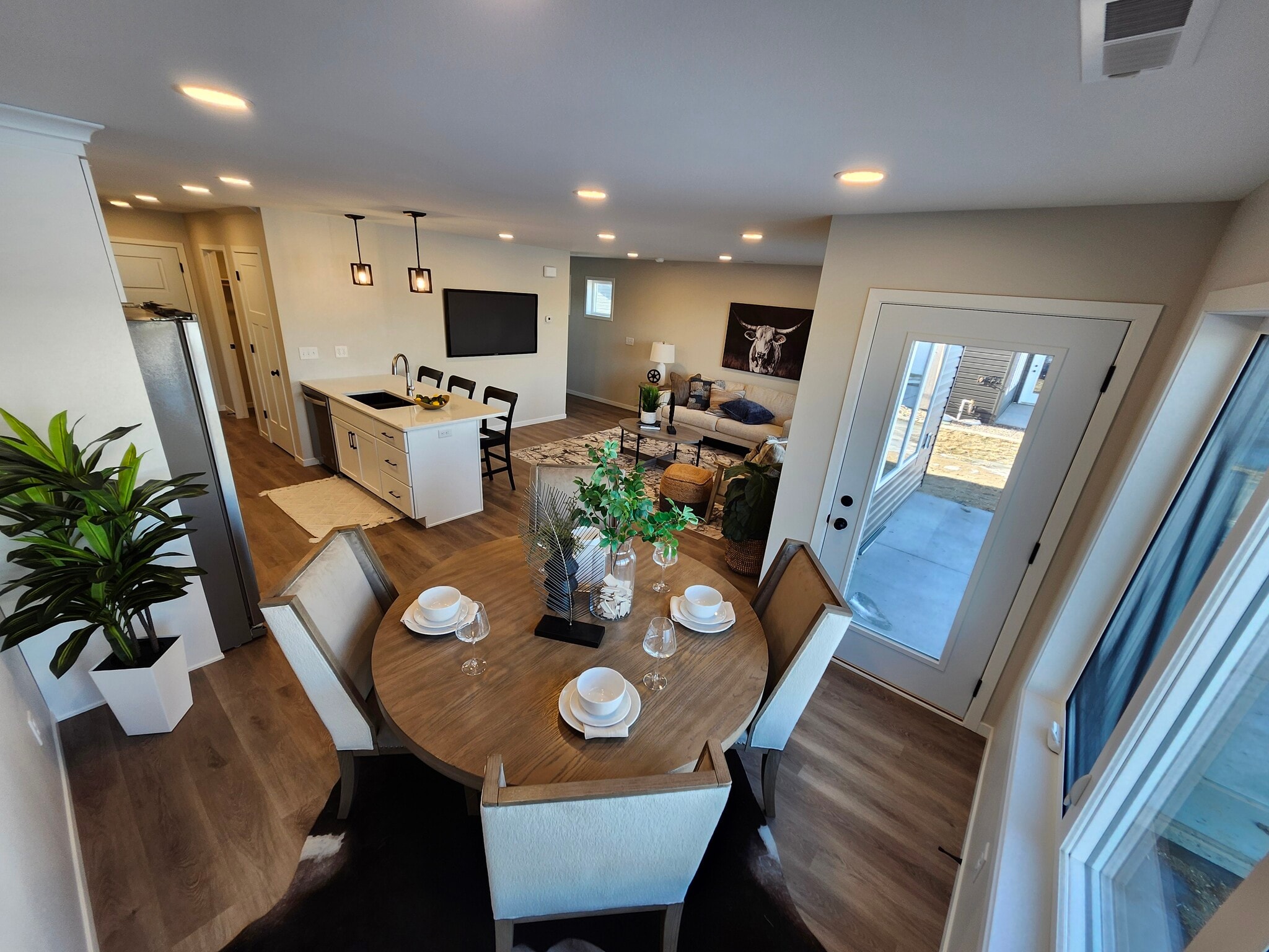 Dining space looking to living room and door to patio - 5318 Welder Ave