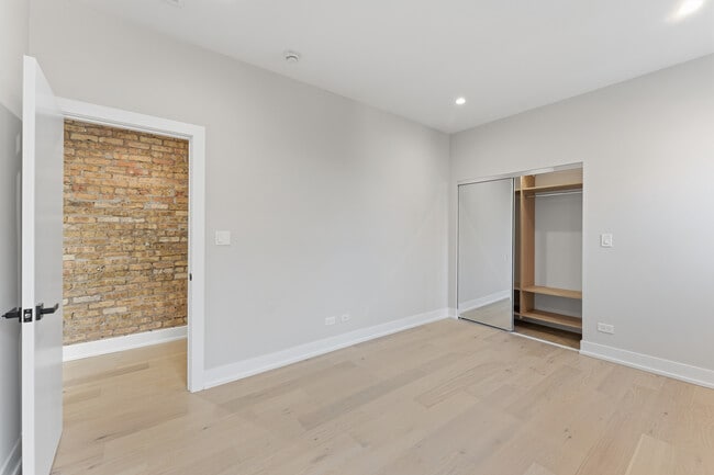 Building Photo - 7518 N Eastlake Terrace