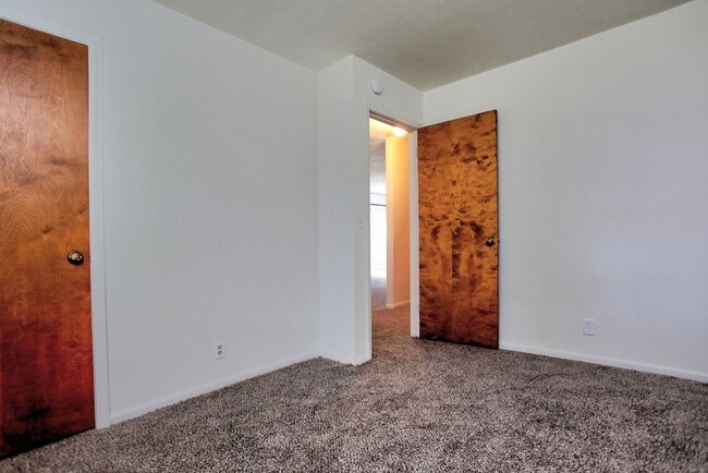 Building Photo - Holland Northside Two Bedroom
