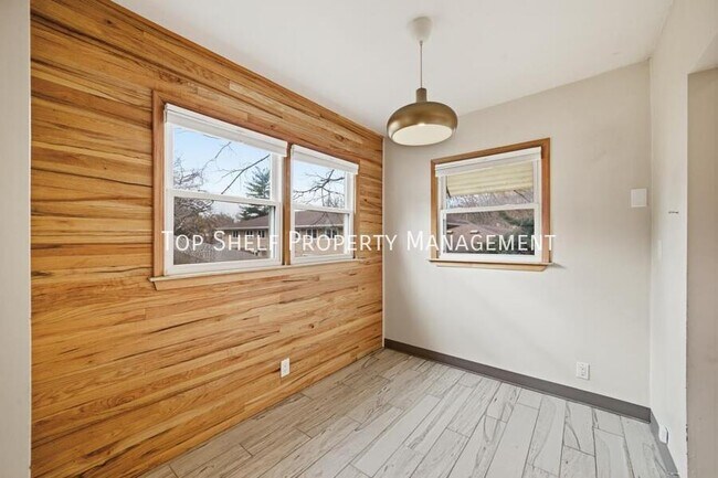 Building Photo - 502 Lacona Ave