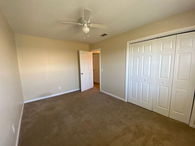 Building Photo - Efficient 2 Bed/1 Bath Duplex Unit in Spri...