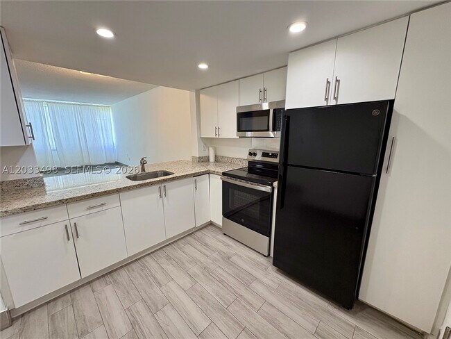 Building Photo - 1591 NE Miami Gardens Dr