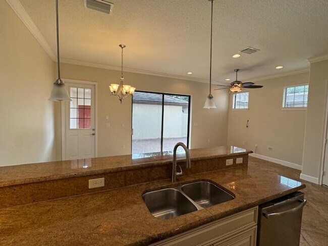 Building Photo - Newly renovated 4 Bedroom 3 1/2 Bathroom T...