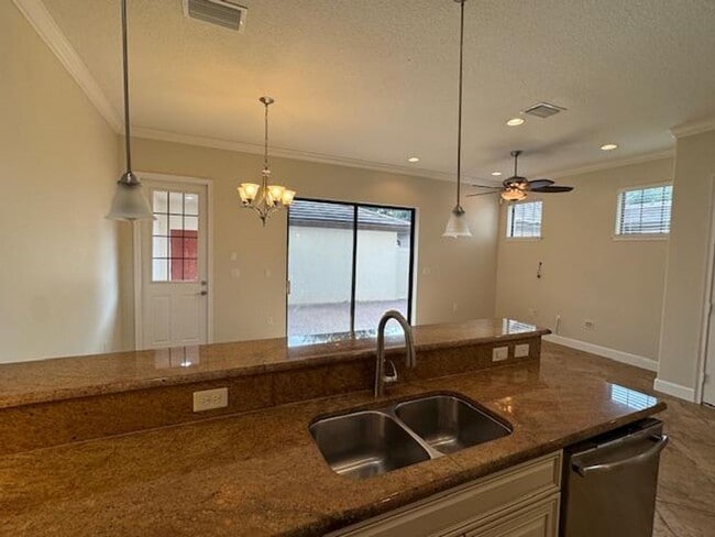 Building Photo - Newly renovated 4 Bedroom 3 1/2 Bathroom Town Home in Windermere