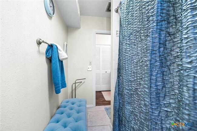 Building Photo - 619 Strings Dr