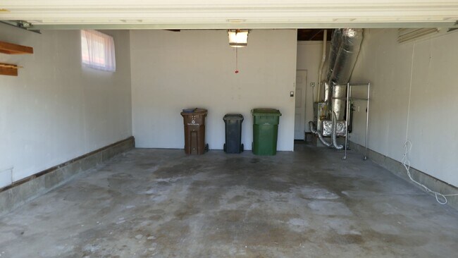 Building Photo - UPDATED THREE BED / TWO BATH MARINWOOD HOM...