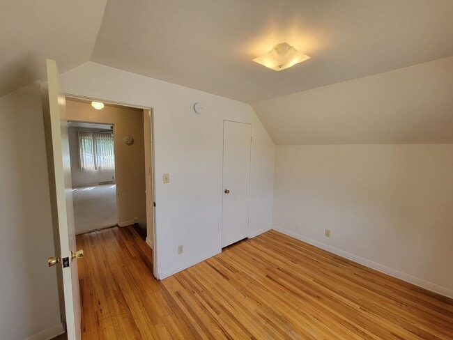 Building Photo - 4 bedroom 2 bath near campus!