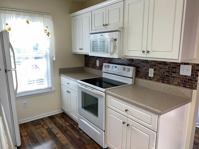 Building Photo - 111 Bennington Ln