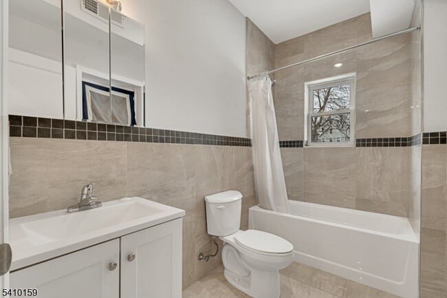 Building Photo - 67 Wainwright St