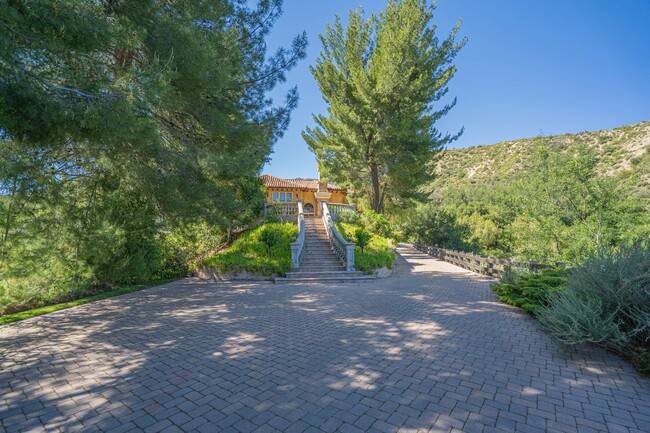 Building Photo - Private 5 Bedroom Estate for Rent in Santa...