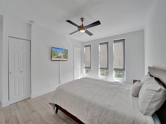 Building Photo - 703 SE 16th Ct