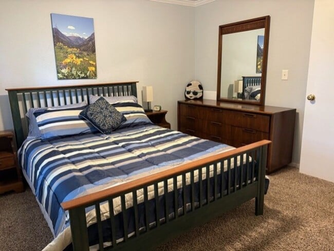 Building Photo - Fully Furnished Cozy 2-Bedroom Living in D...