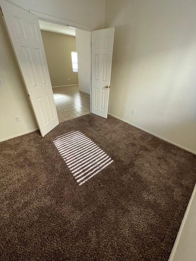 Building Photo - HOUSE FOR RENT