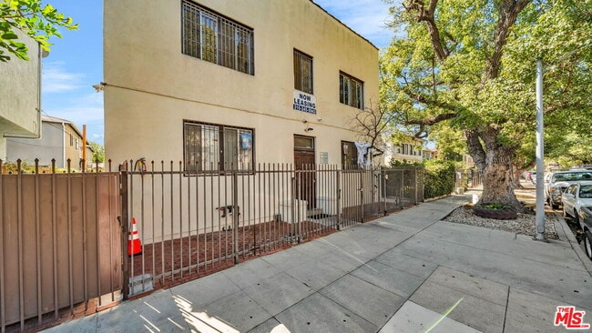 Building Photo - 806 W 40th Pl