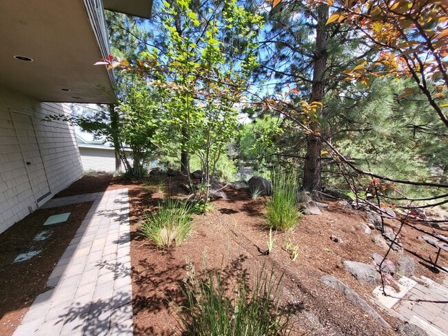 Building Photo - FULLY FURNISHED - 3 Bed 3 Full bath-office...