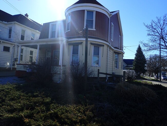 Building Photo - 735 W 26th St