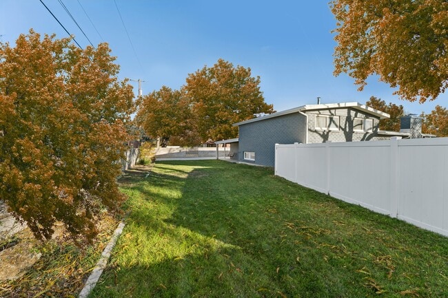 Building Photo - 1346 Phillips Ln