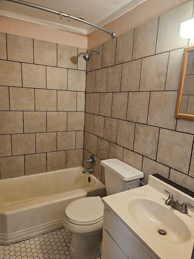 Building Photo - 3 bedroom 1 bath